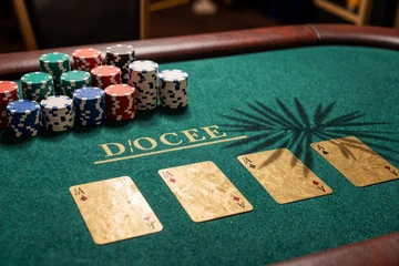 Blackjack-Tisch mit goldenen Karten und Palmenschatten im OnlySpins Echtgeld Casino