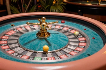 Roulette-Rad auf t&uuml;rkisem Filz mit Korallenrand f&uuml;r Tischspiele bei OnlySpins