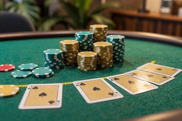 Blackjack-Filz mit goldenen Karten und Chips f&uuml;r Echtgeld-Tischspiele bei OnlySpins